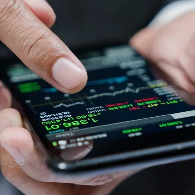 grafici finanziari sullo schermo di uno smartphone