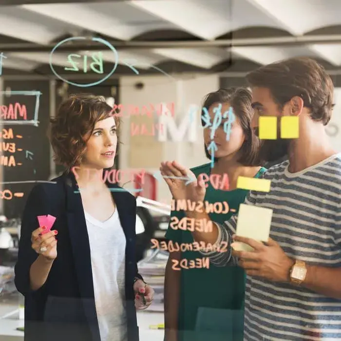 brainstorming e appunti su lavagna trasparente