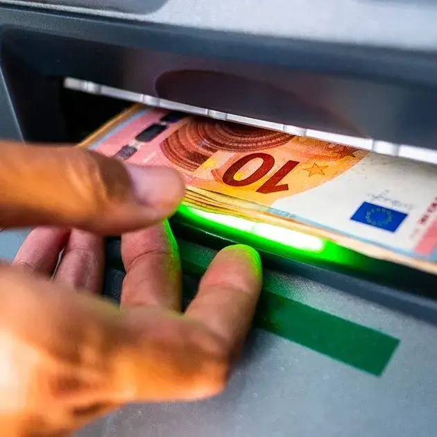 Soldi che escono da un bancomat