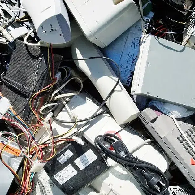 Insieme di rifiuti elettronici
