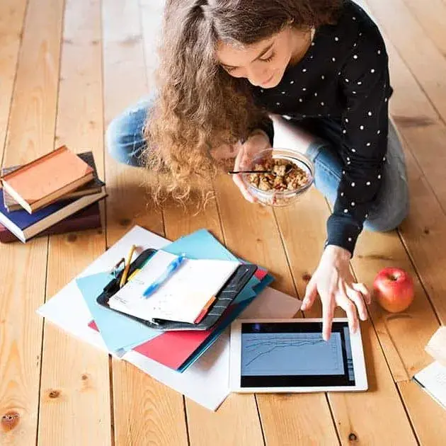 Donna che legge libri sull'educazione finanziaria