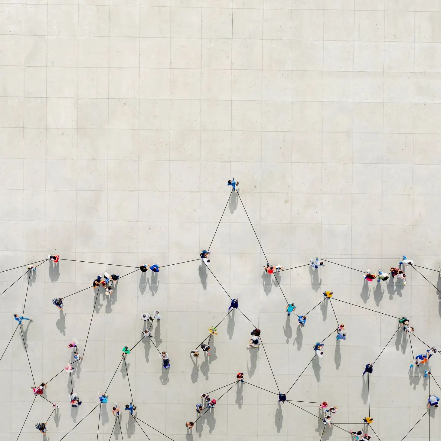 Persone viste dall'alto connesse da linee come simbolo di una futura economia e società
